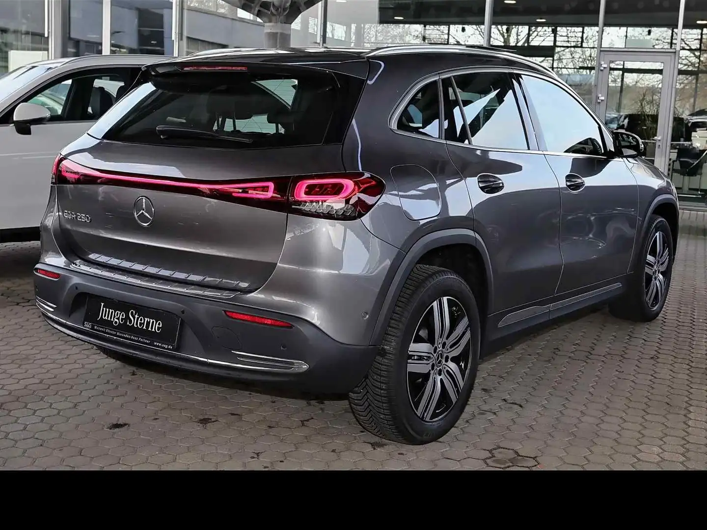 Mercedes-Benz EQA 250 TOTWINKEL+KAMERA+CARPLAY+MBUX+LED+18" Grau - 2