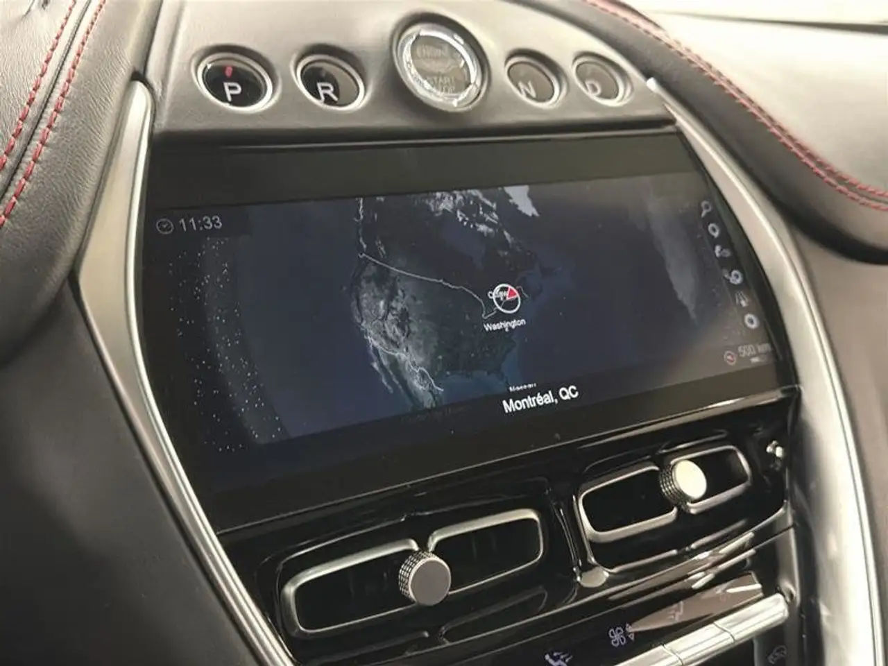 Aston Martin DBX снимка Aston Martin DBX