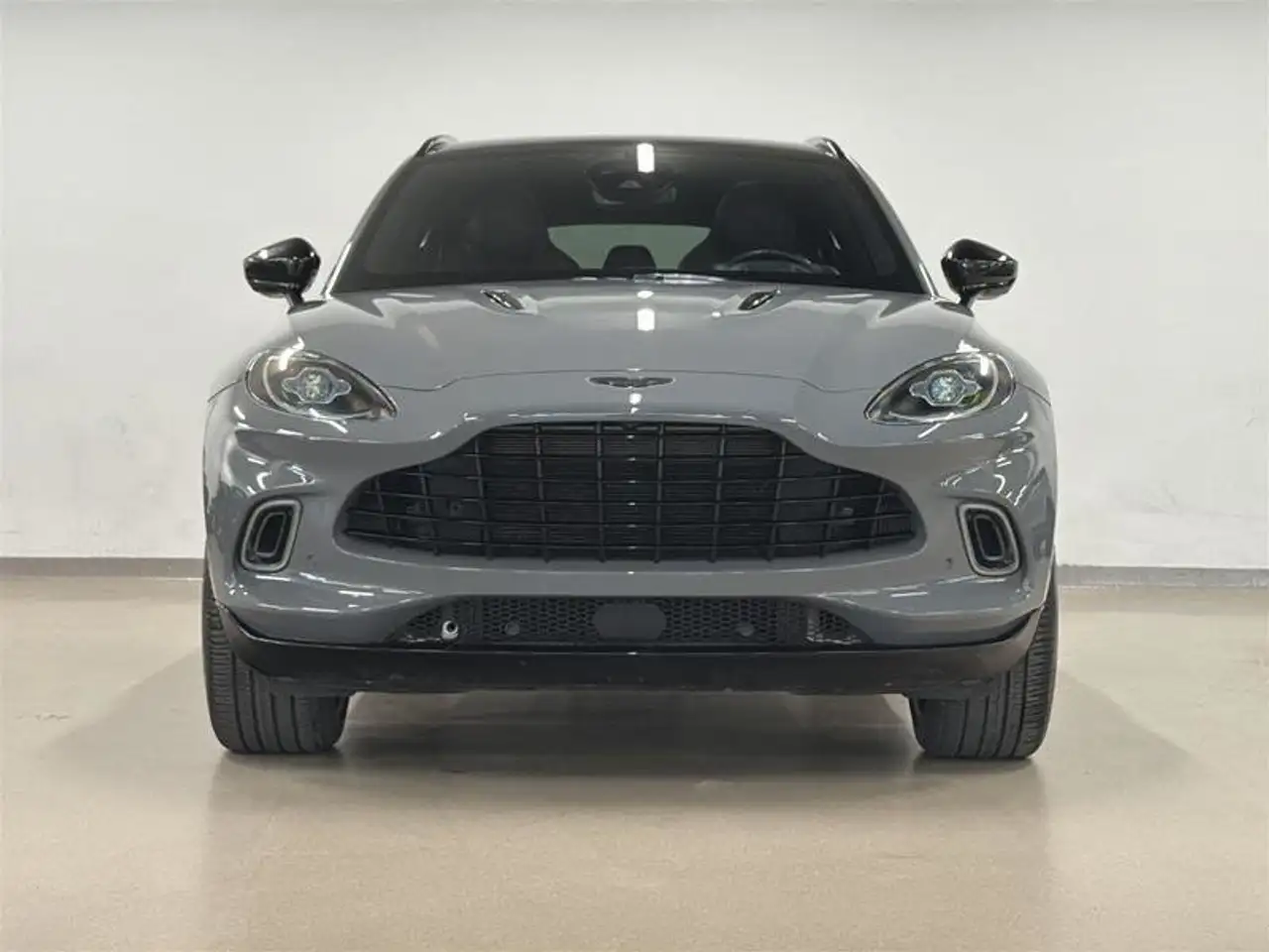 Aston Martin DBX снимка Aston Martin DBX