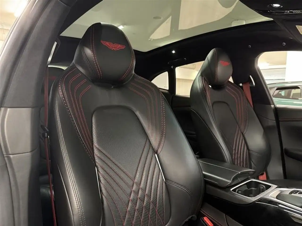 Aston Martin DBX снимка Aston Martin DBX