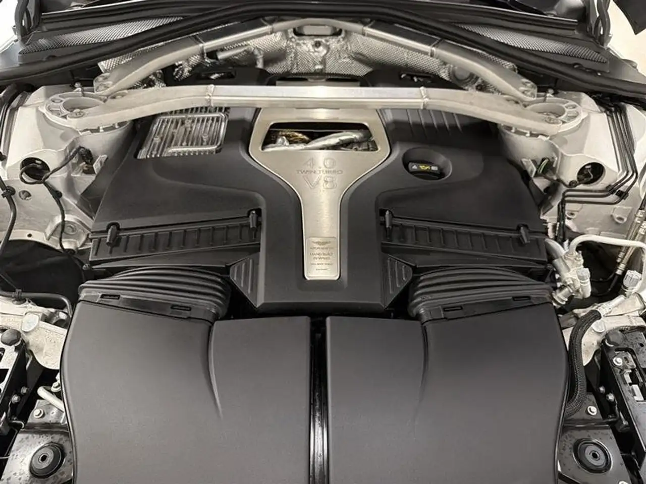 Aston Martin DBX снимка Aston Martin DBX