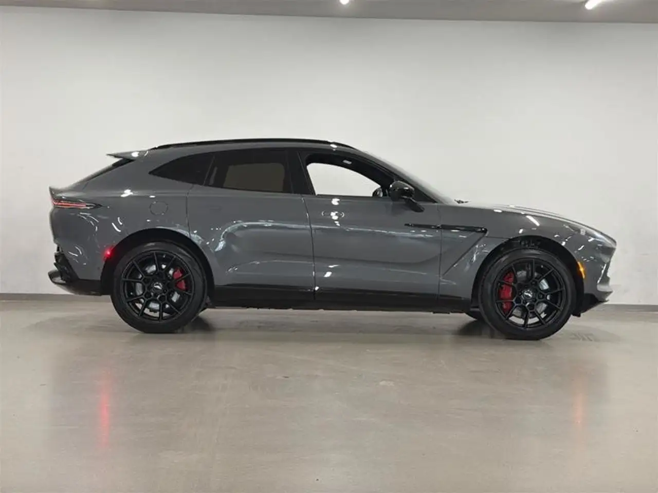 Aston Martin DBX снимка Aston Martin DBX
