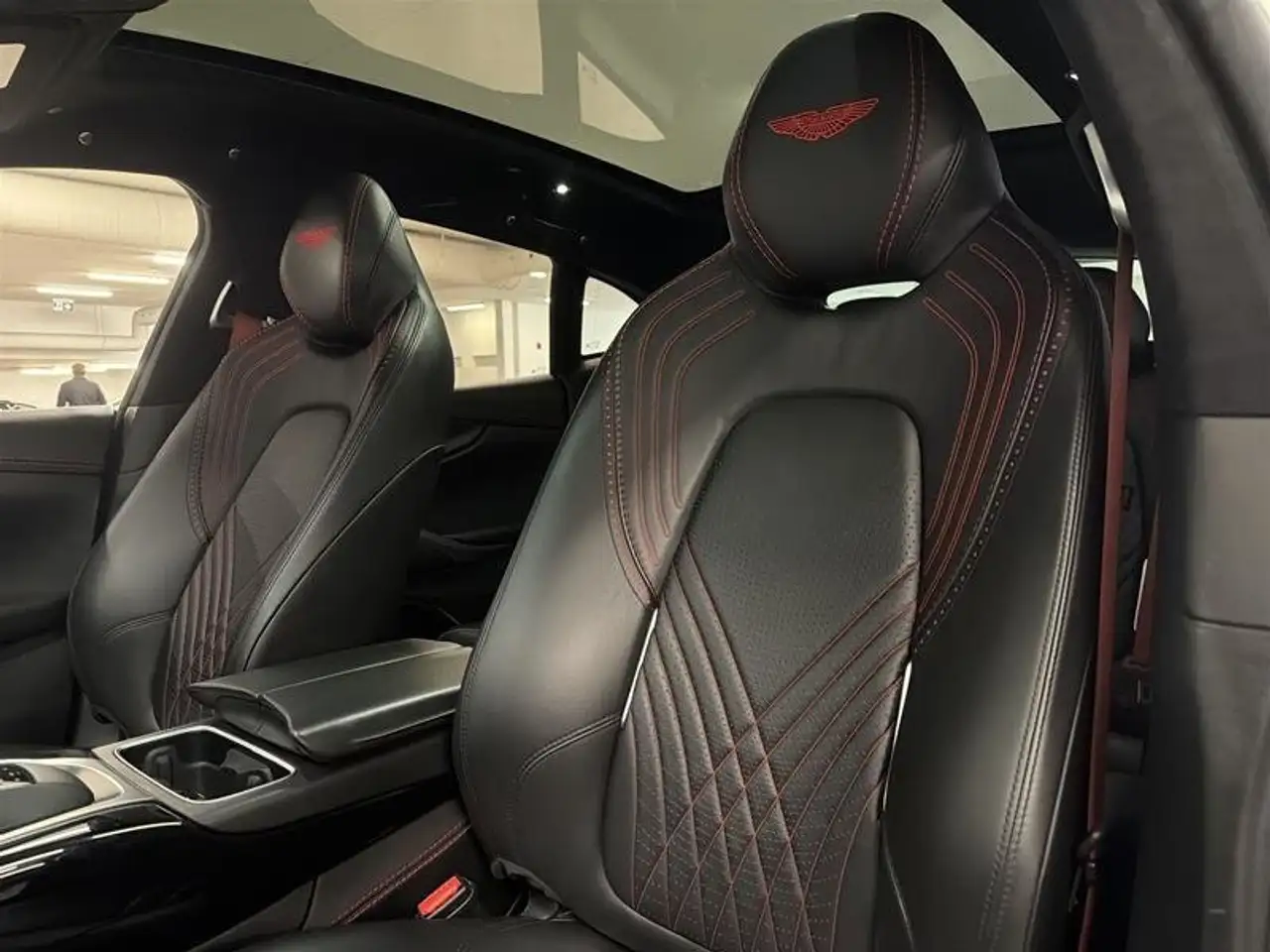 Aston Martin DBX снимка Aston Martin DBX