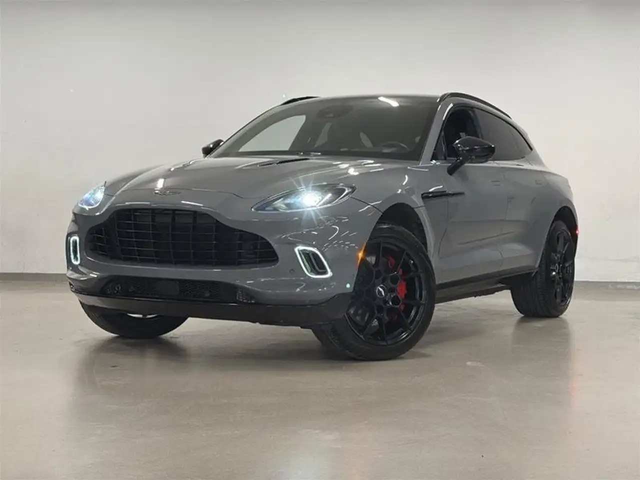 Aston Martin DBX снимка Aston Martin DBX