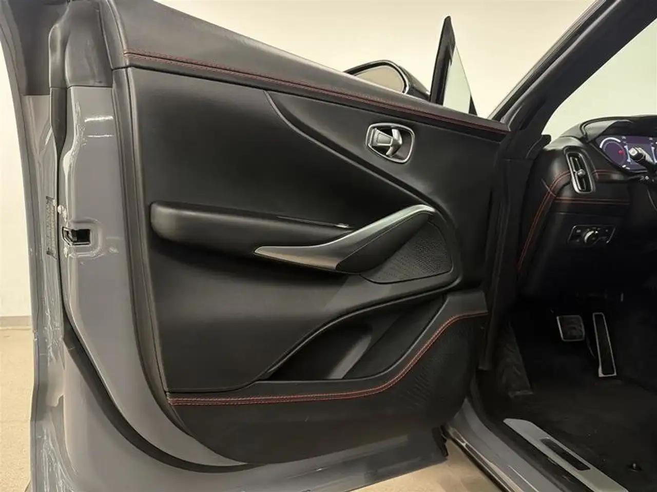 Aston Martin DBX снимка Aston Martin DBX