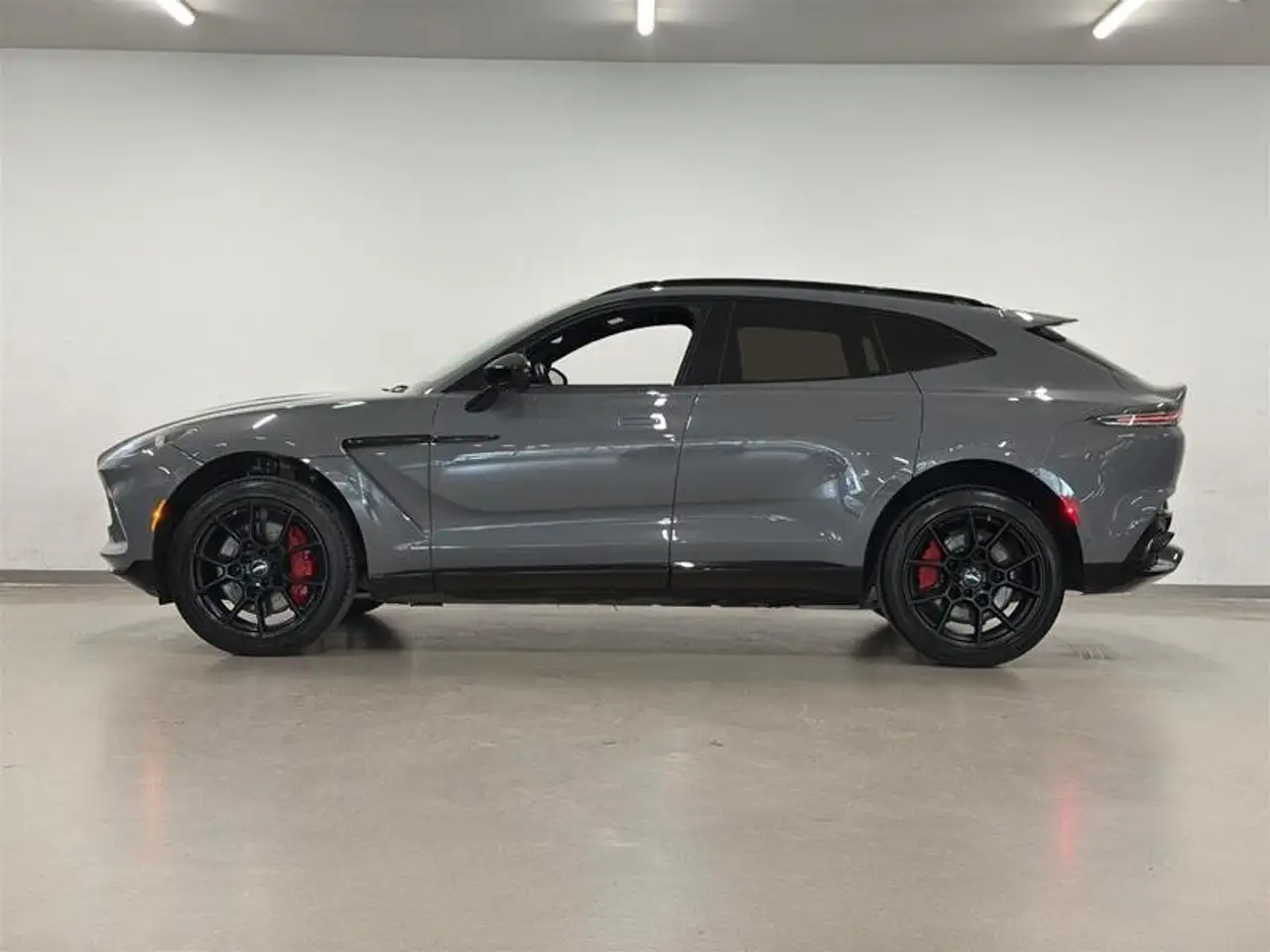 Aston Martin DBX снимка Aston Martin DBX