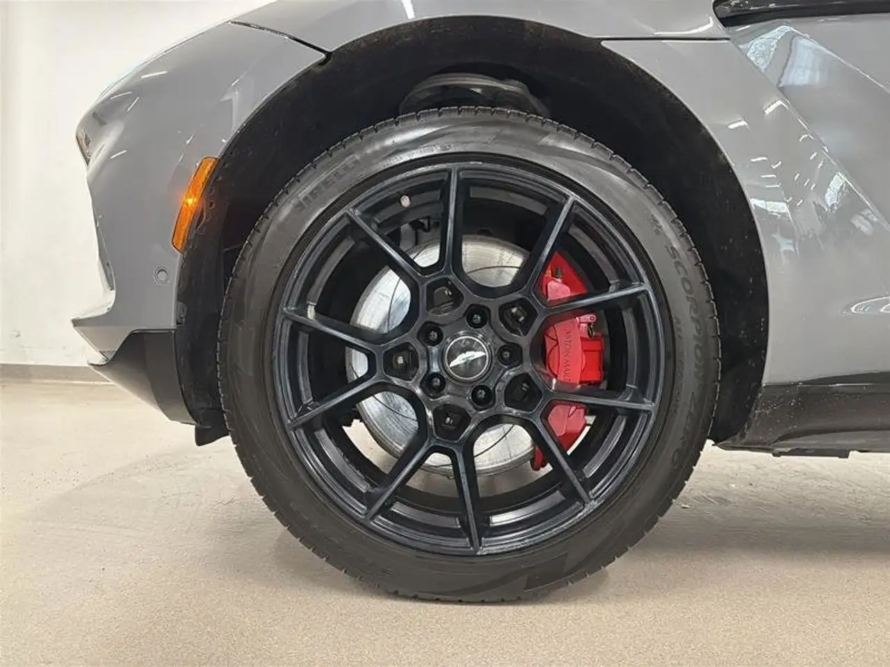 Aston Martin DBX снимка Aston Martin DBX