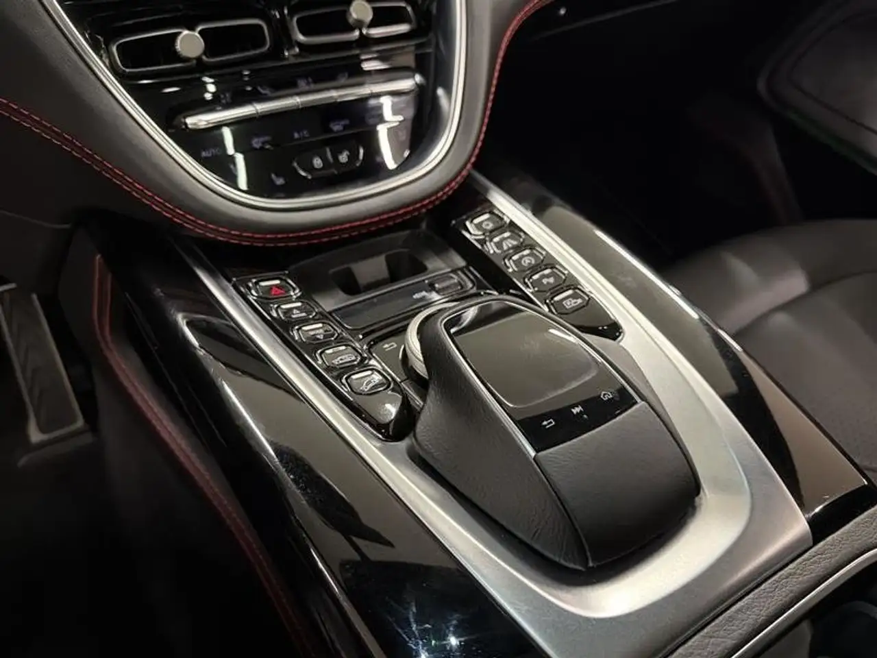 Aston Martin DBX снимка Aston Martin DBX