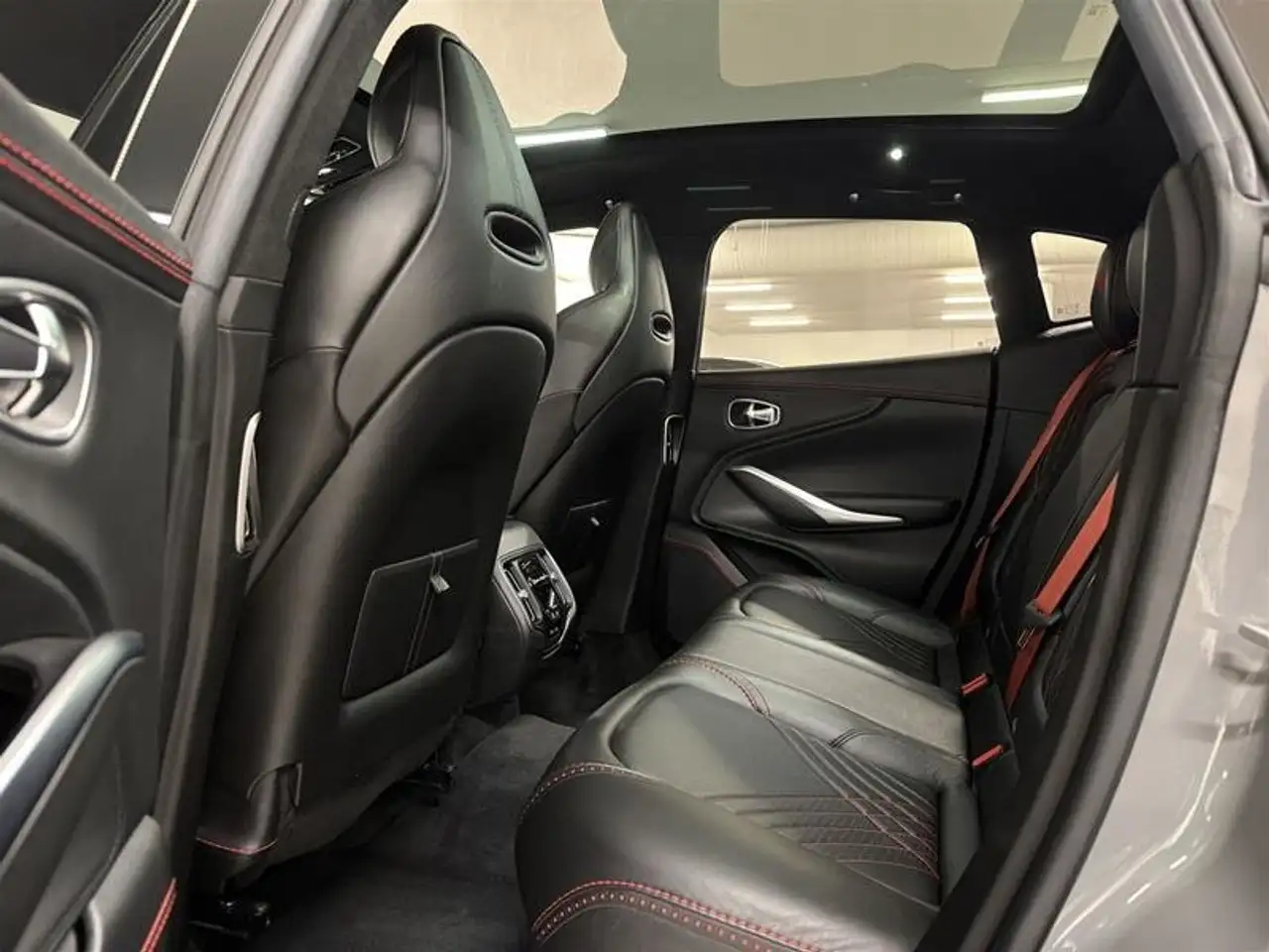 Aston Martin DBX снимка Aston Martin DBX