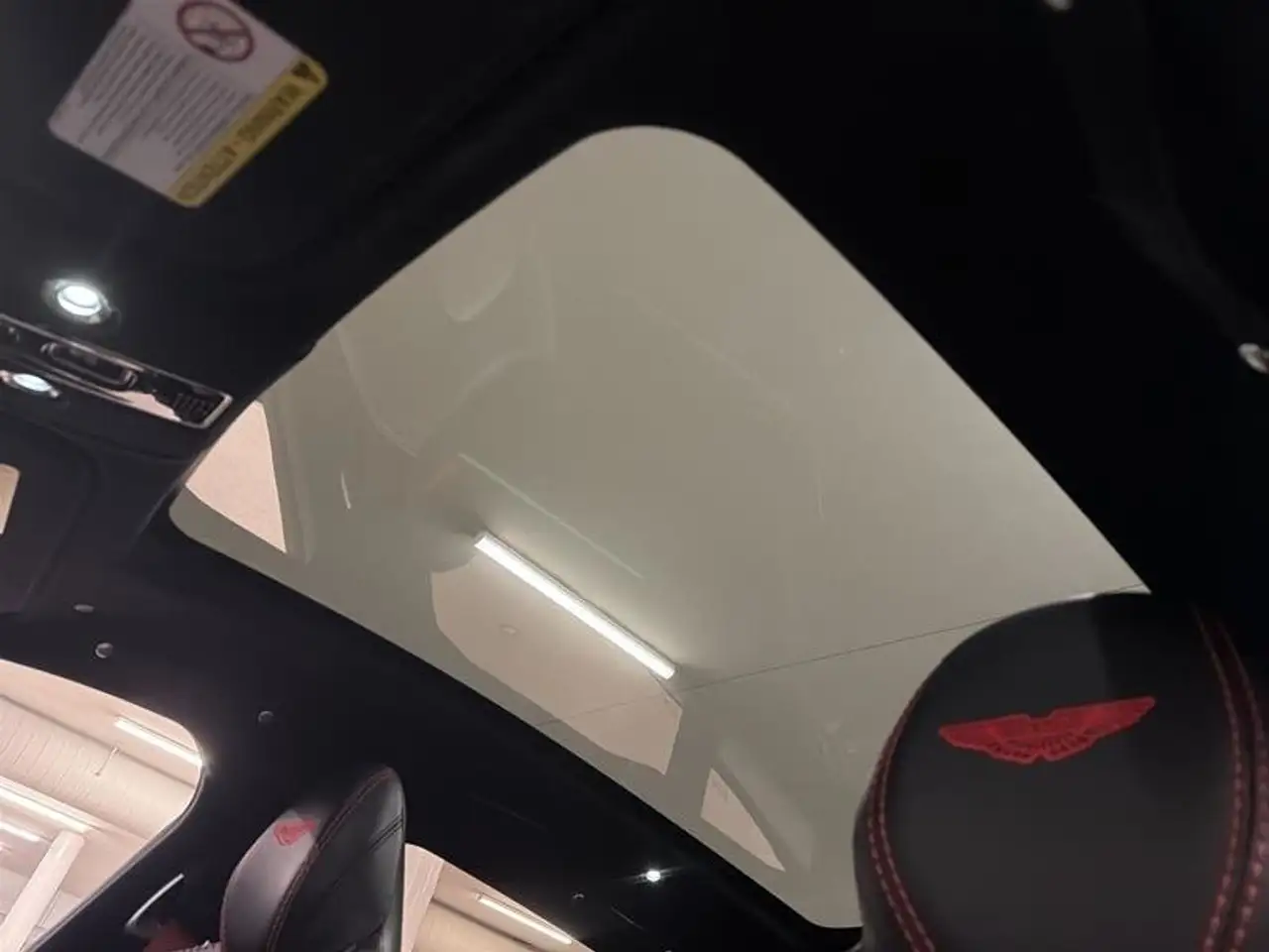 Aston Martin DBX снимка Aston Martin DBX
