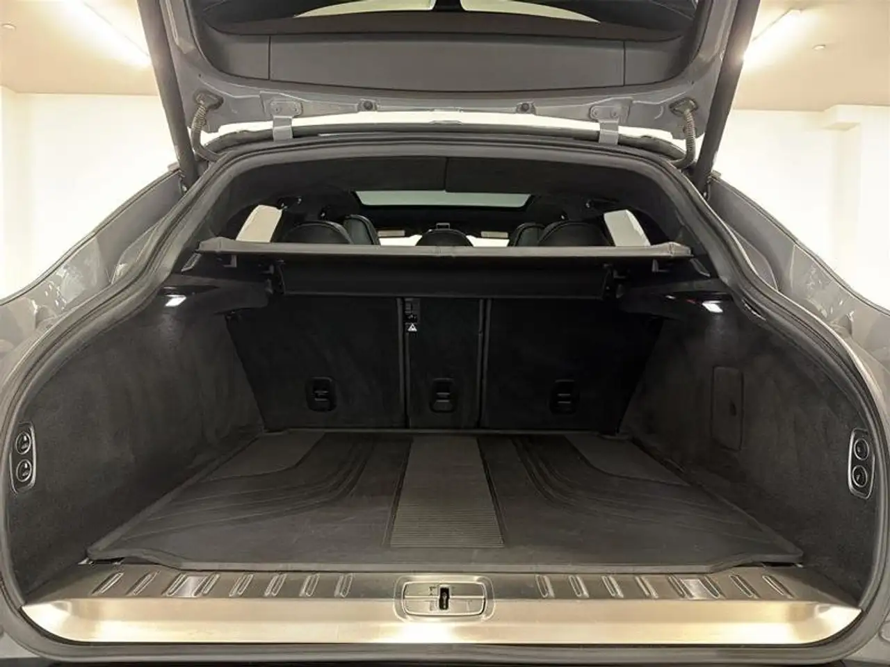 Aston Martin DBX снимка Aston Martin DBX
