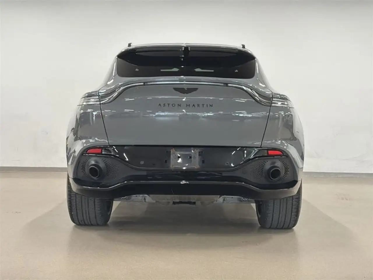 Aston Martin DBX снимка Aston Martin DBX