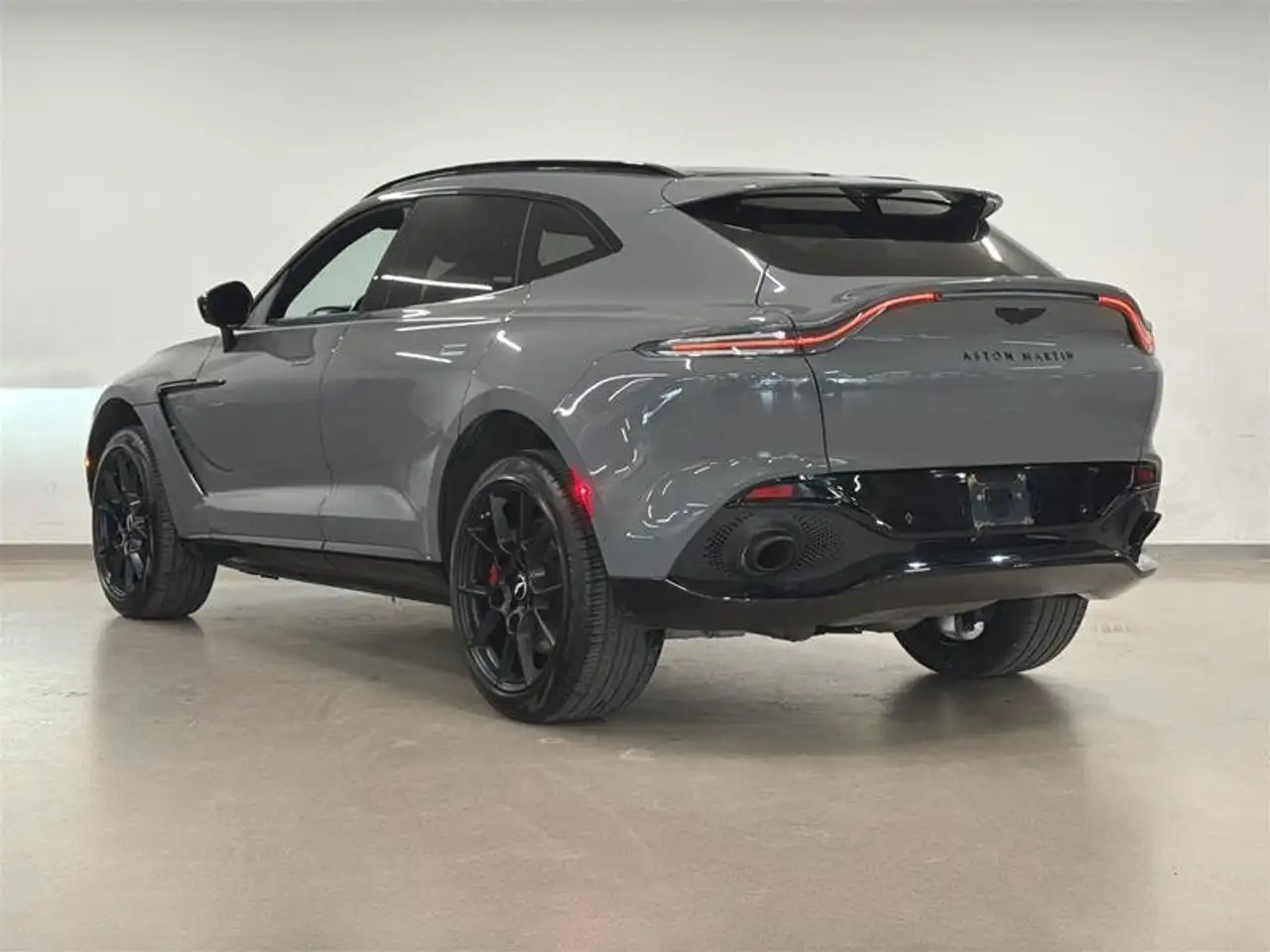Aston Martin DBX снимка Aston Martin DBX