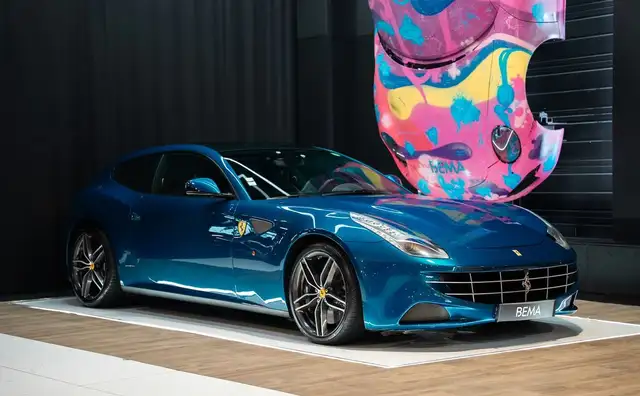 Ferrari FF V12 660CH | Blu Abu Dhabi Intérieur carbone intégral Toit panoramique Sièges chauffants-ventilés Jantes diamantées Échapp