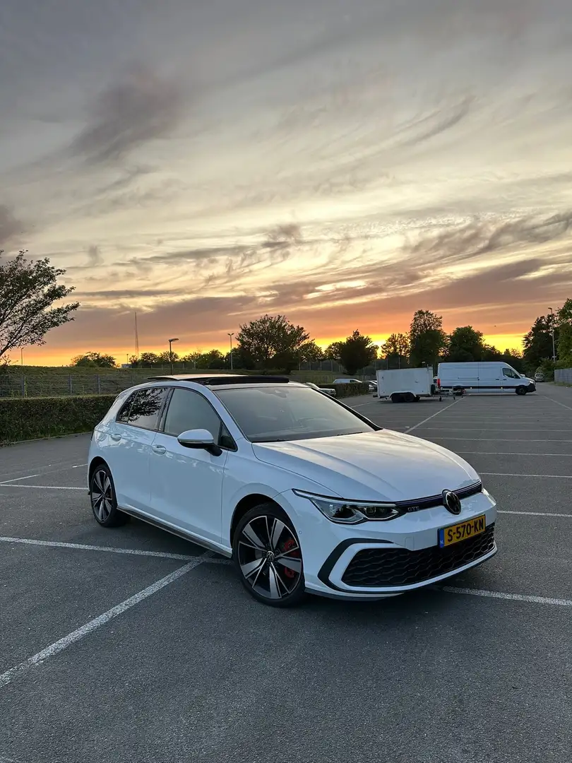 Volkswagen Golf GTE Pano, IQ lights, ACC en keyless. Wit - 1