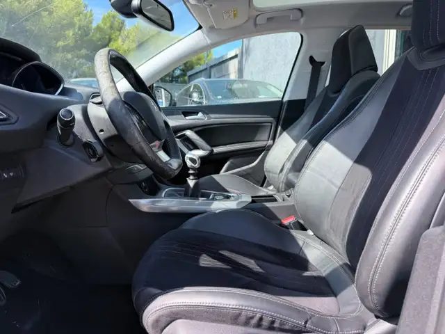 Peugeot 308 view 9