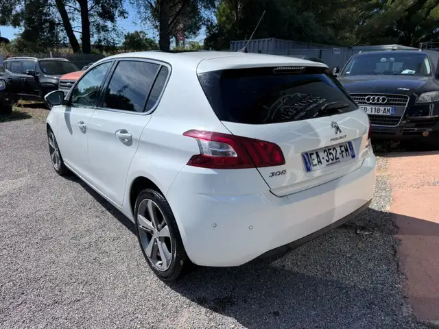 Peugeot 308 view 3