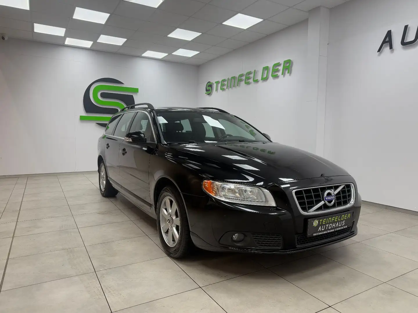 Volvo V70 D3 Kinetic / SHZ / AHK / TEMPOMAT Schwarz - 1