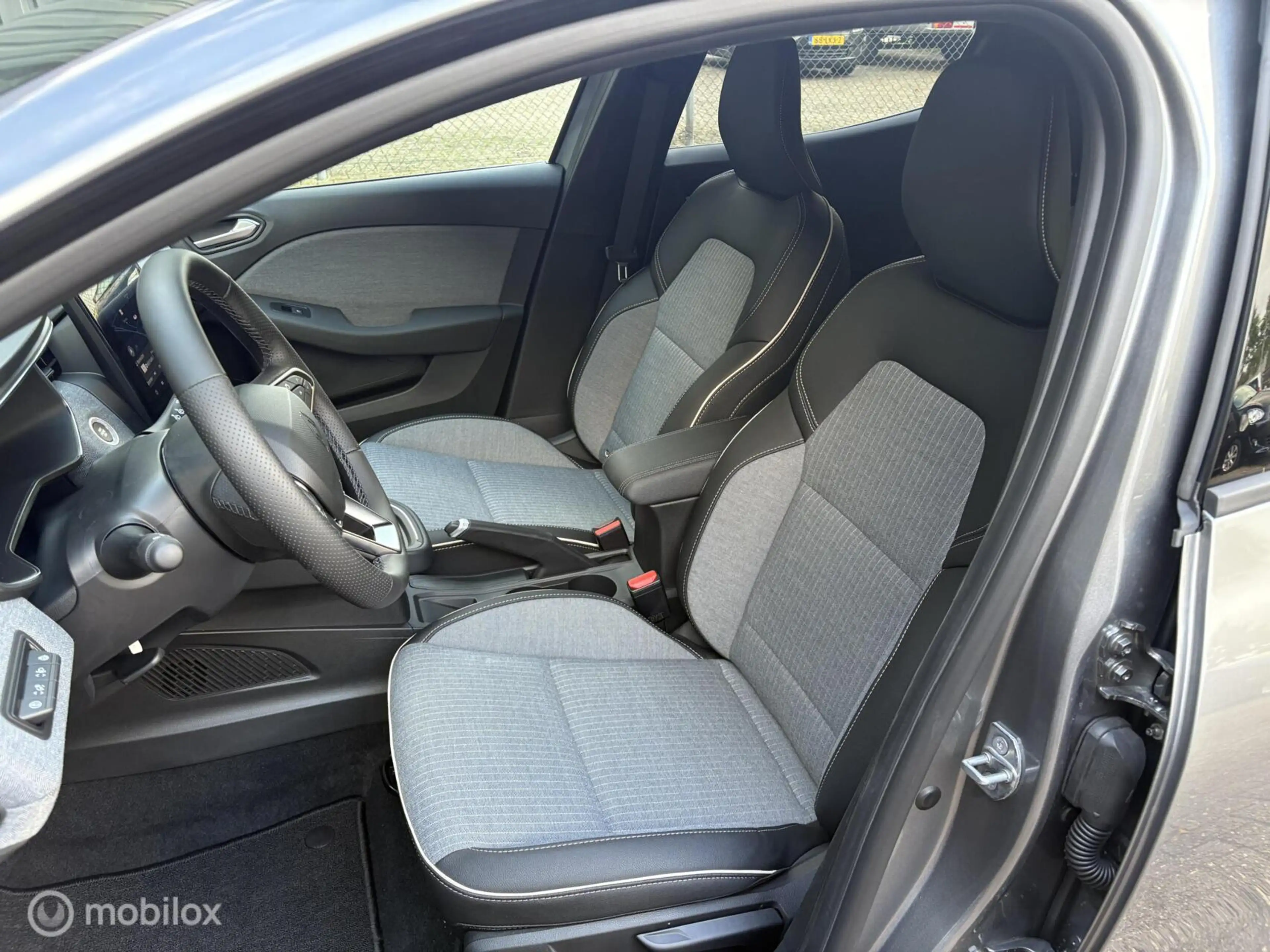 Renault Clio 1.6 E-Tech Full Hybrid 145 techno — photo 10