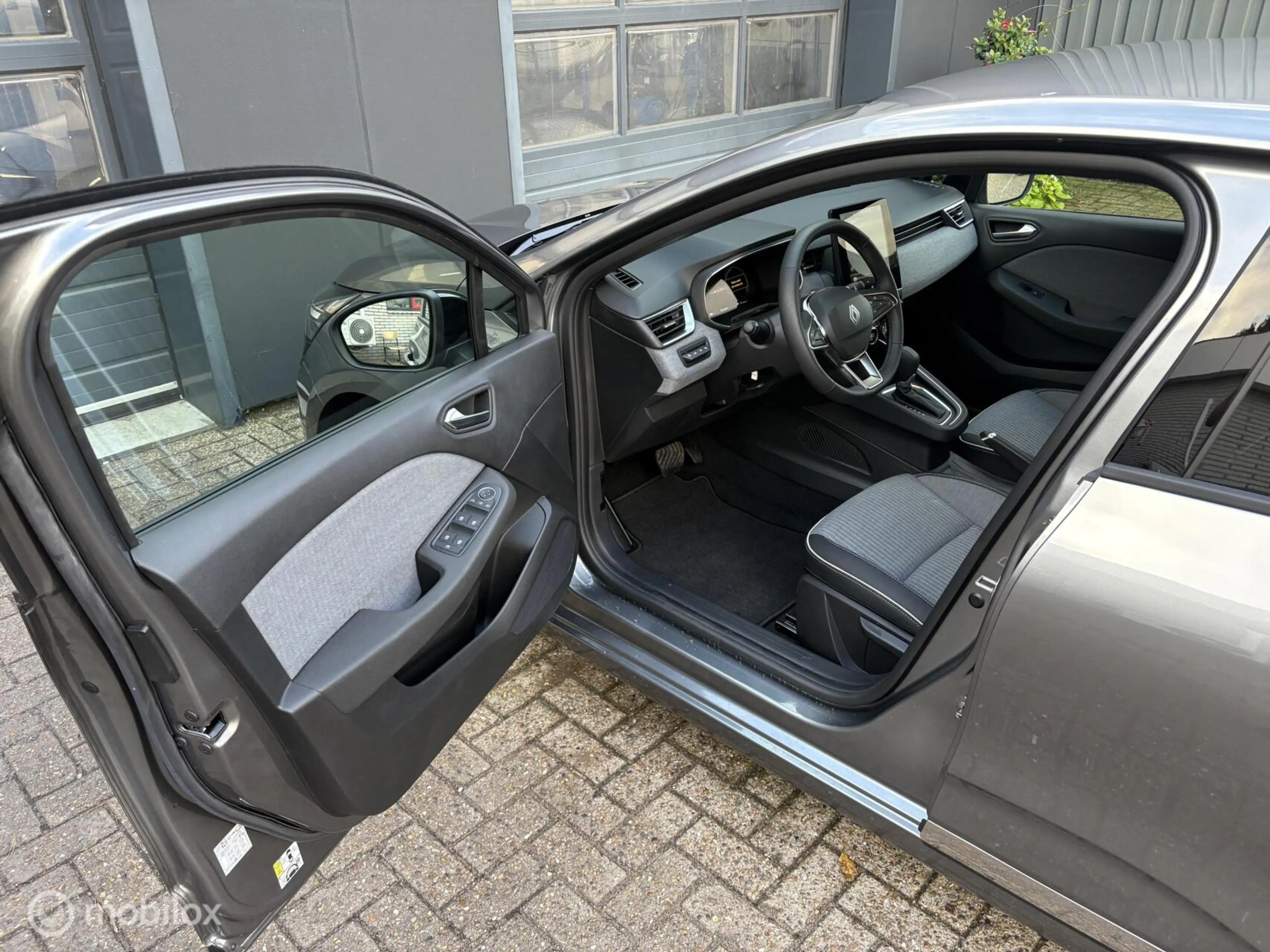 Renault Clio 1.6 E-Tech Full Hybrid 145 techno — photo 9