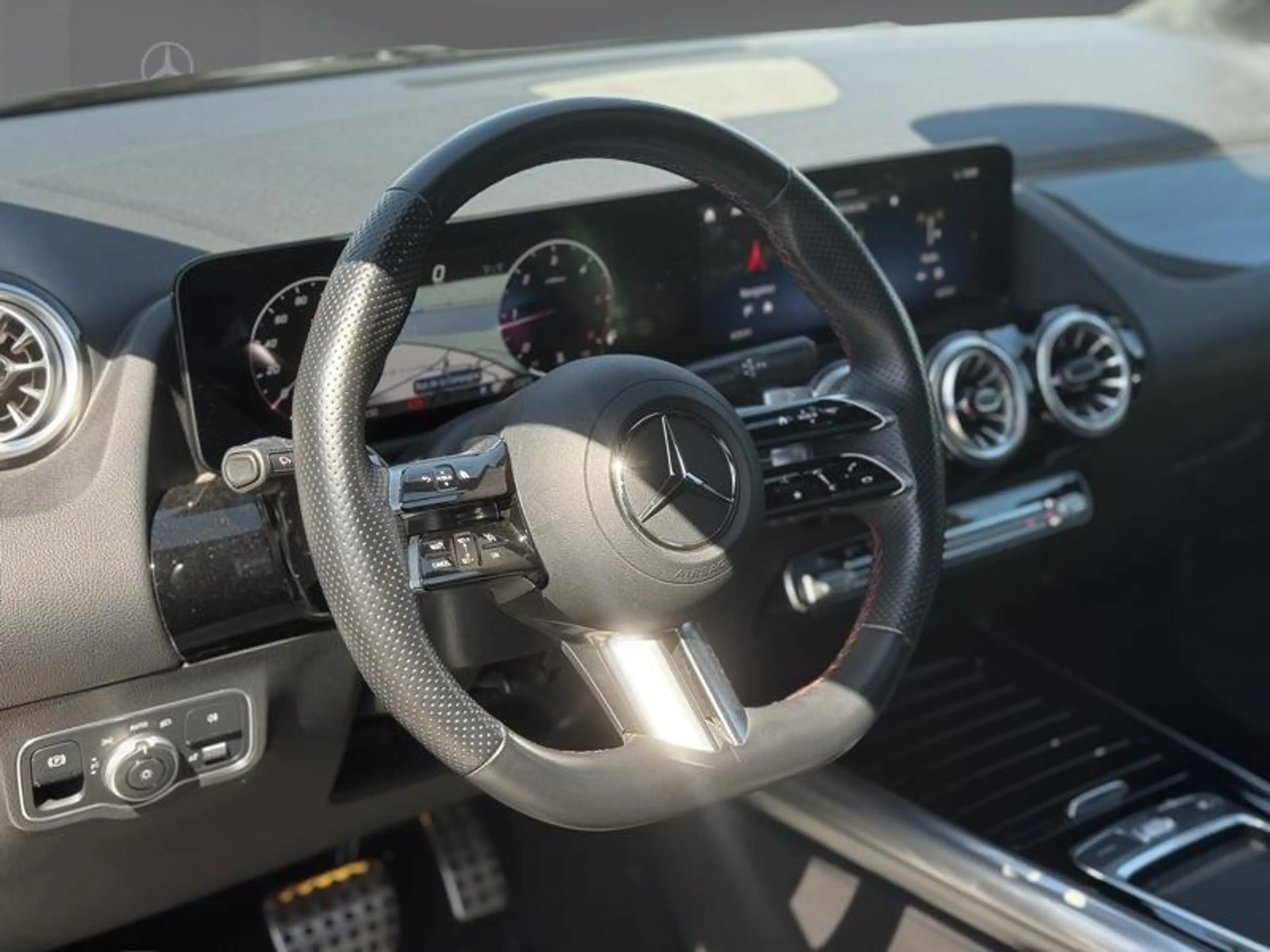 Mercedes-Benz GLA 180 d AMG Pack Night Toit Pano — photo 11