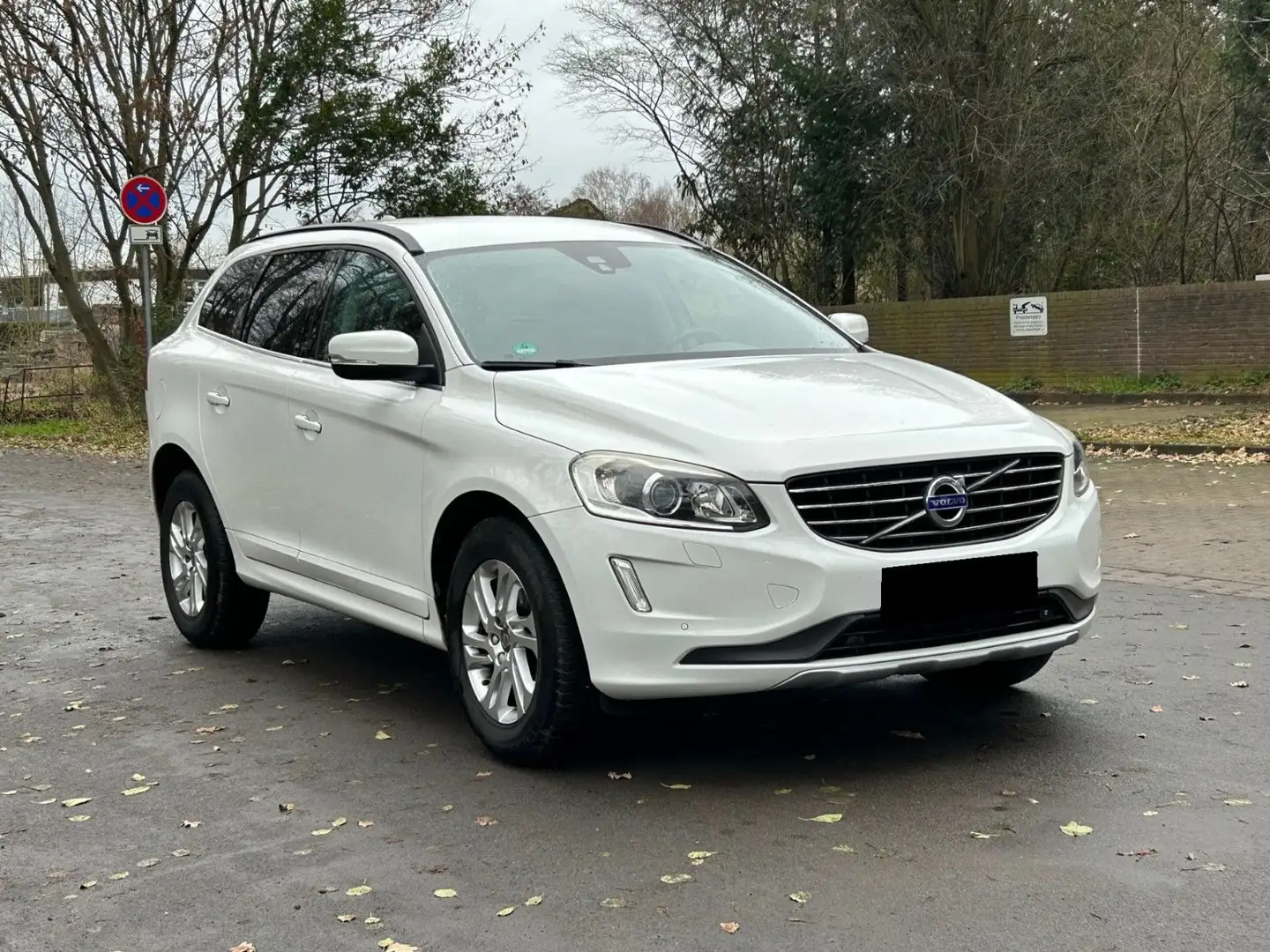 Volvo XC60 2.0L Momentum 2WD *Automatik* *AHK* White - 2