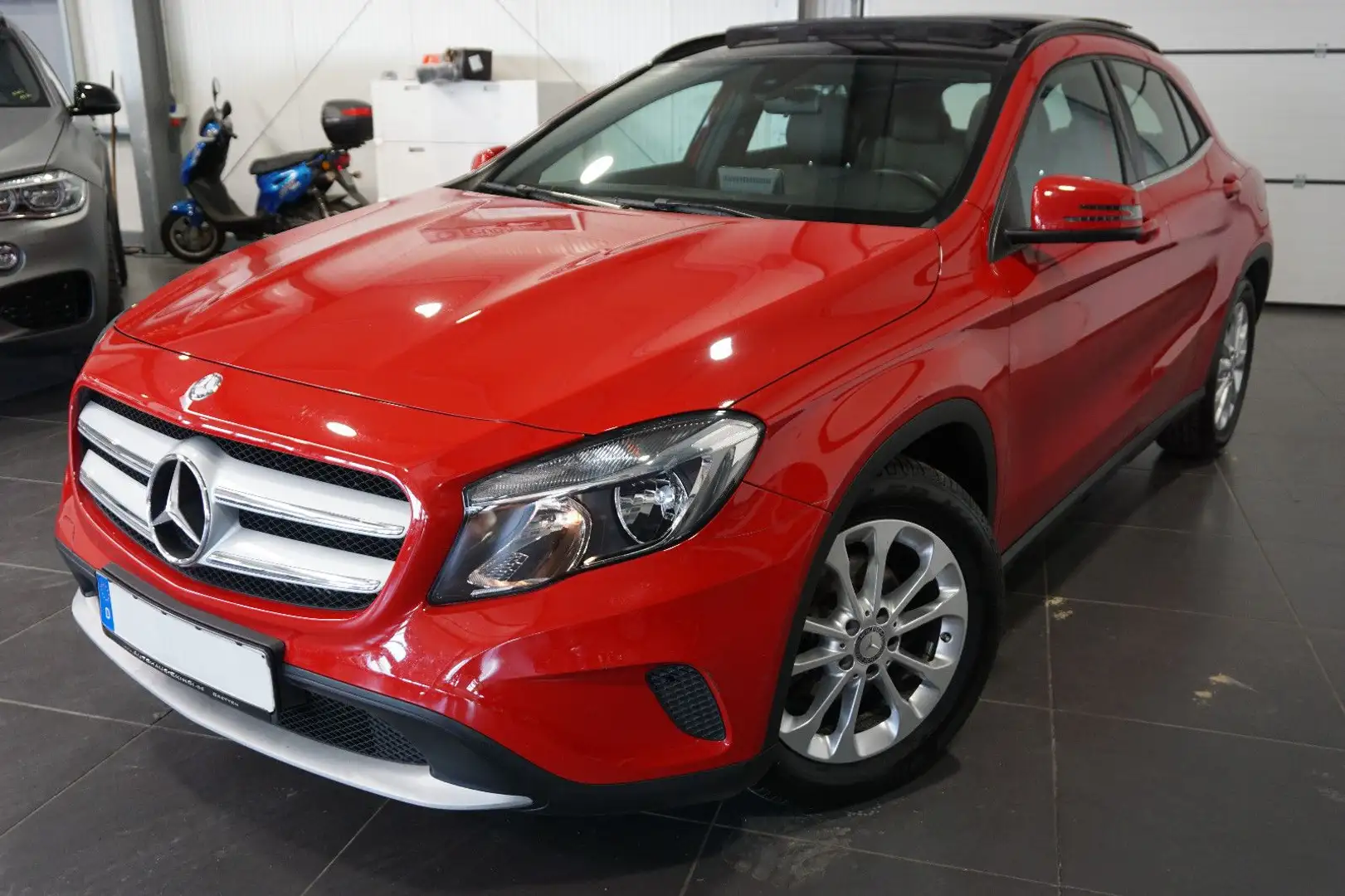 Mercedes-Benz GLA 200 **Panorama*Navi*SHZ*ALU** Red - 1