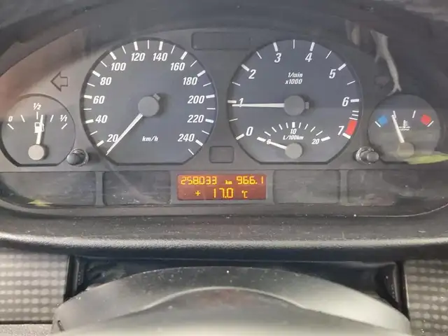 BMW 3 Series view 16