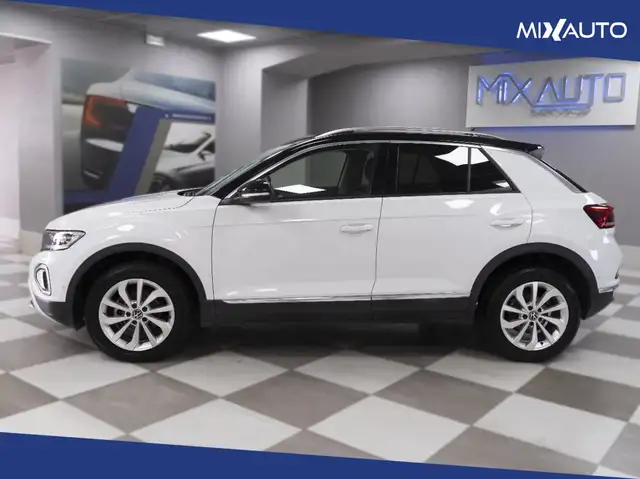 Volkswagen T-Roc view 3