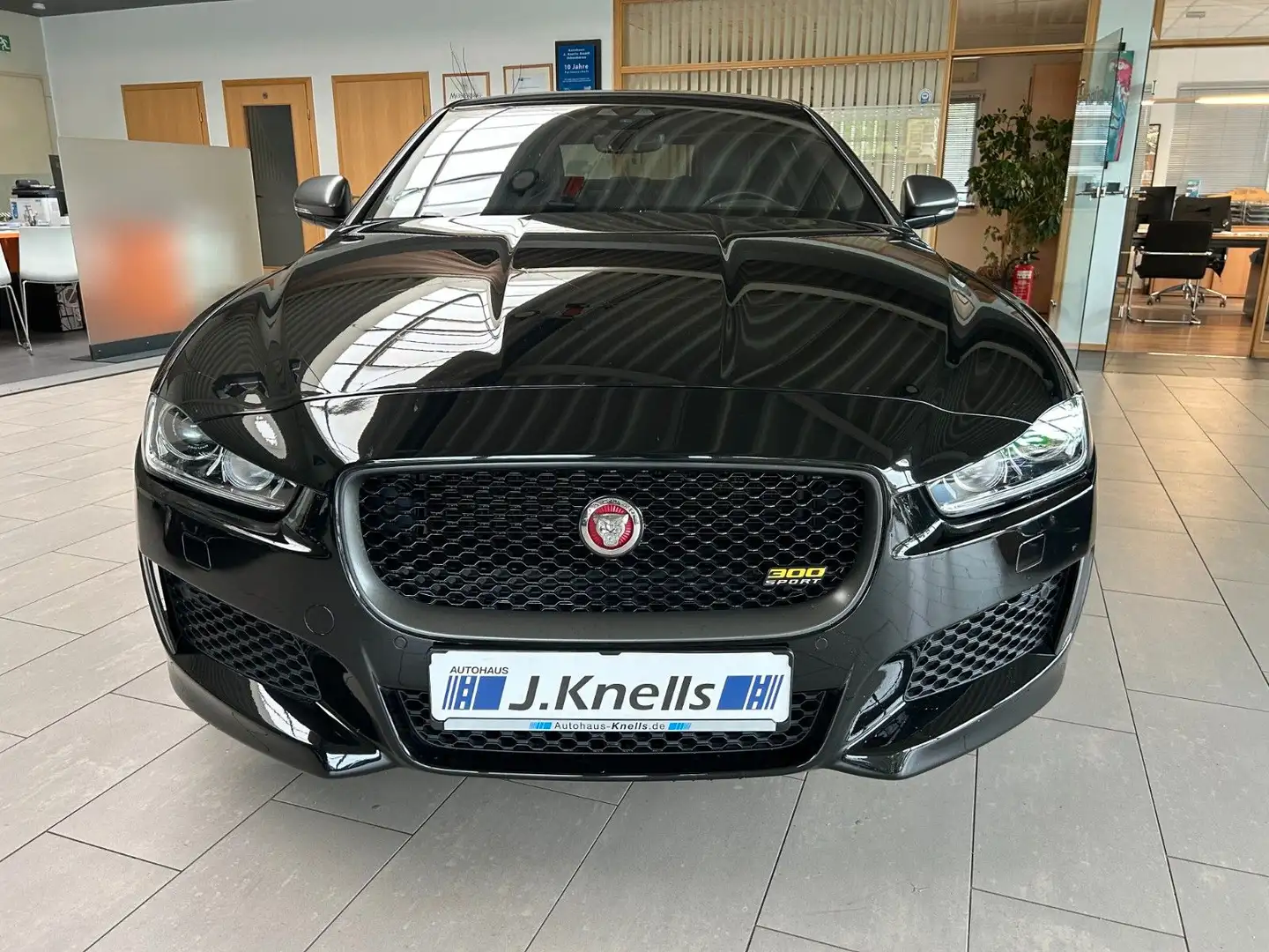 Jaguar XE 300 Sport/HUD/20"/LEDER/KAM/BI-XENON Černá - 2
