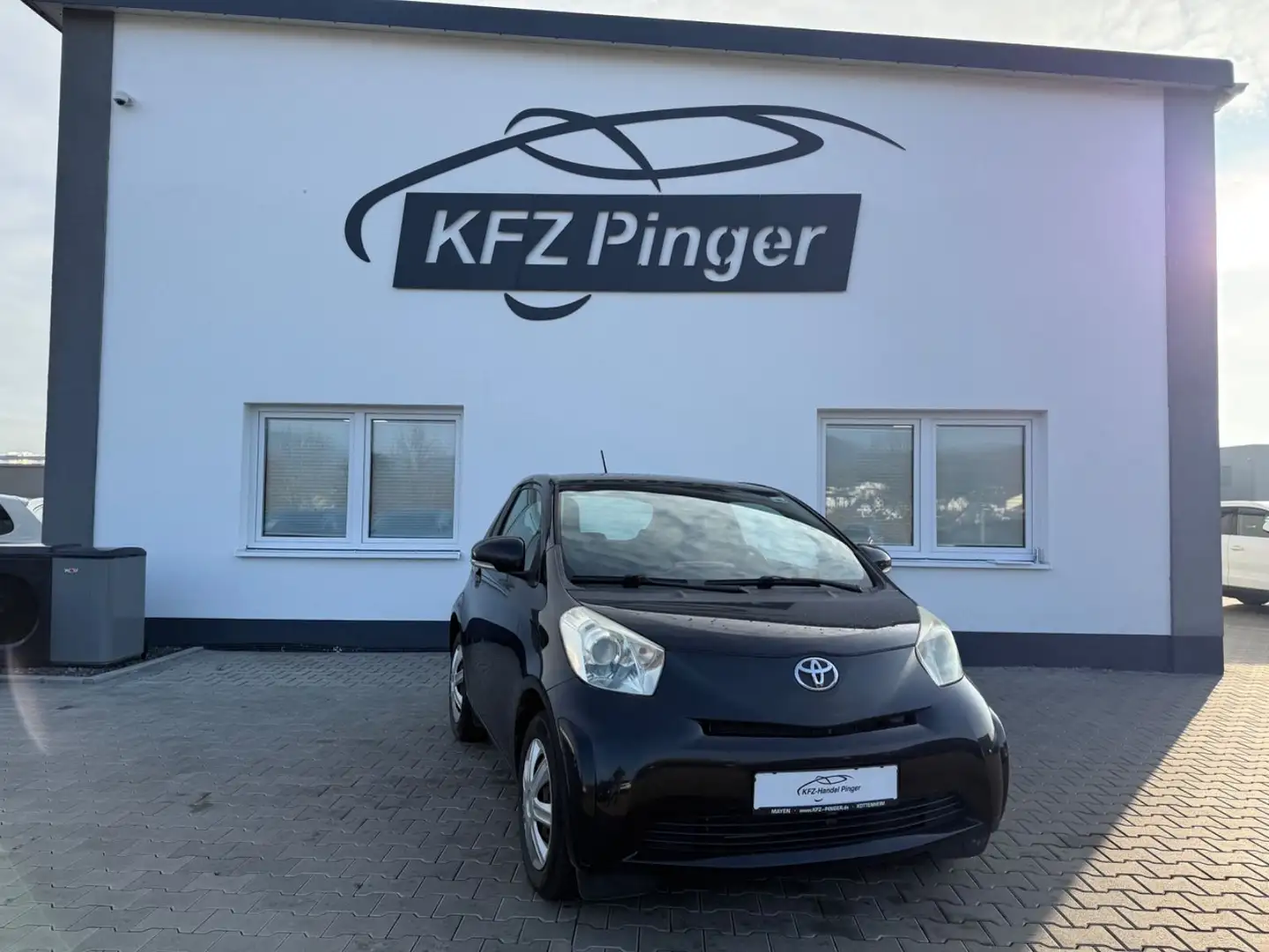 Toyota iQ iQ Automatik nur 50 tkm Schwarz - 1