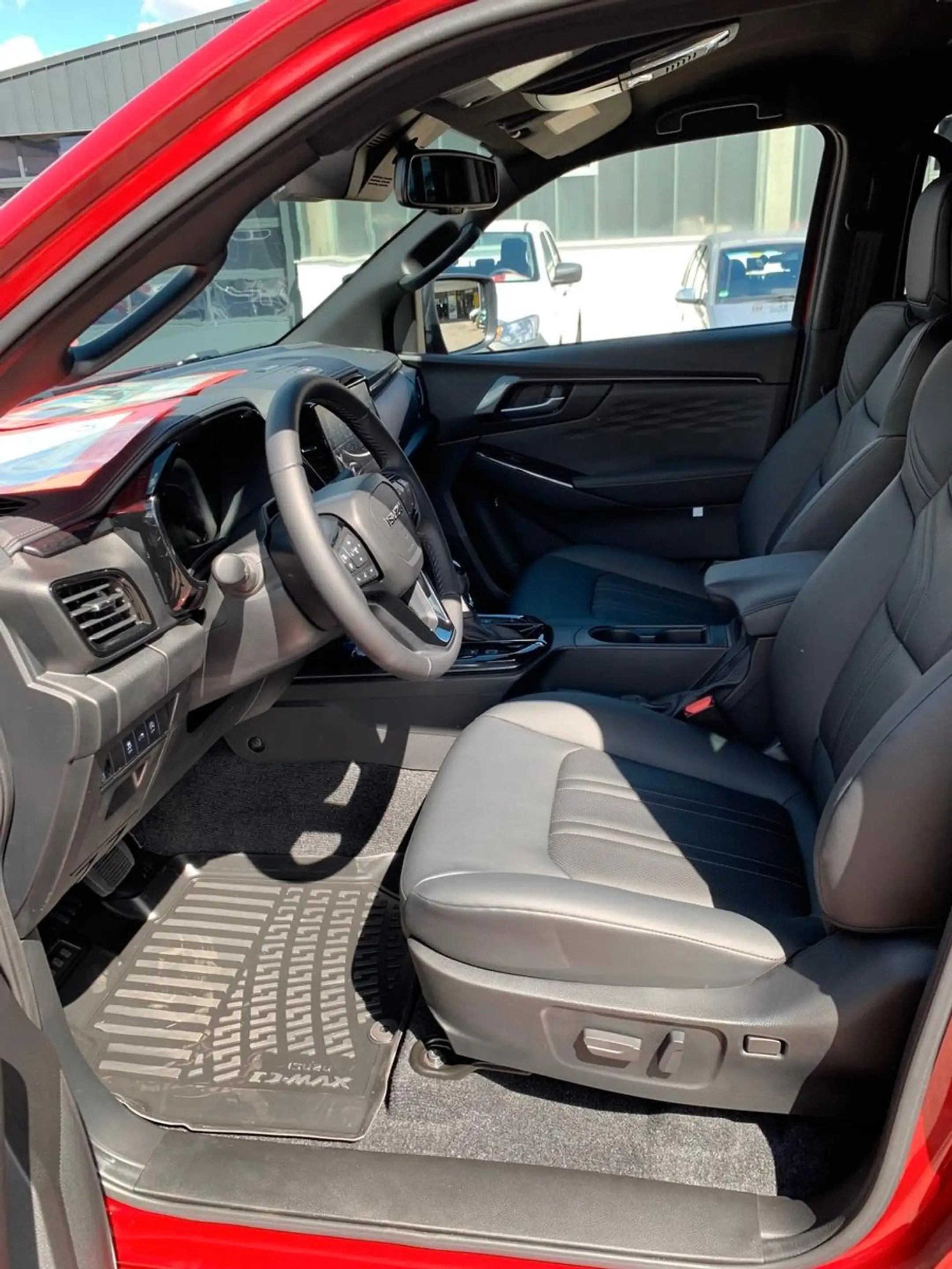 Isuzu D-Max Double Cab 4WD V-CROSS 2.2 8 AT Vollaussta — photo 13