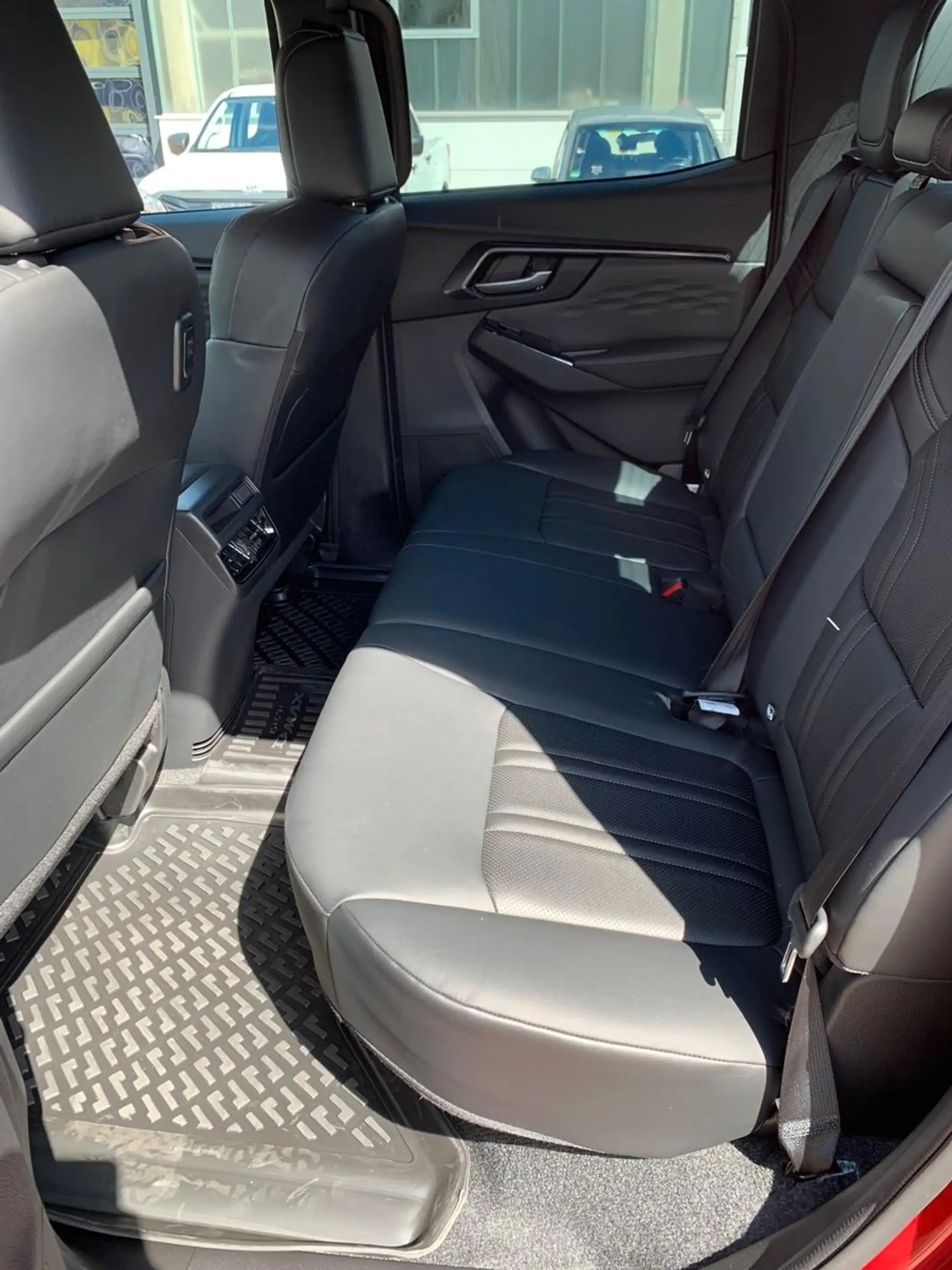Isuzu D-Max Double Cab 4WD V-CROSS 2.2 8 AT Vollaussta — photo 14