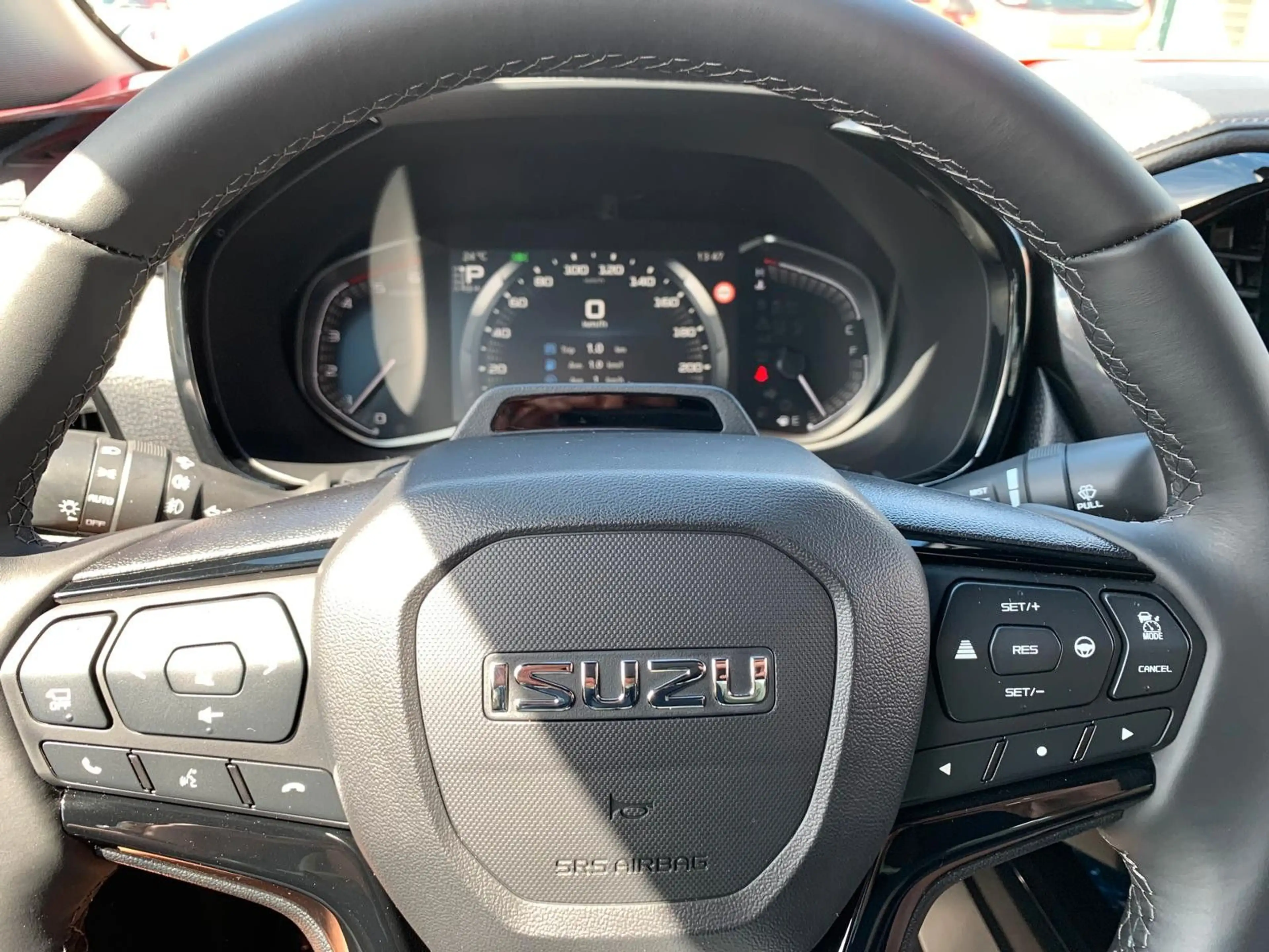 Isuzu D-Max Double Cab 4WD V-CROSS 2.2 8 AT Vollaussta — photo 17