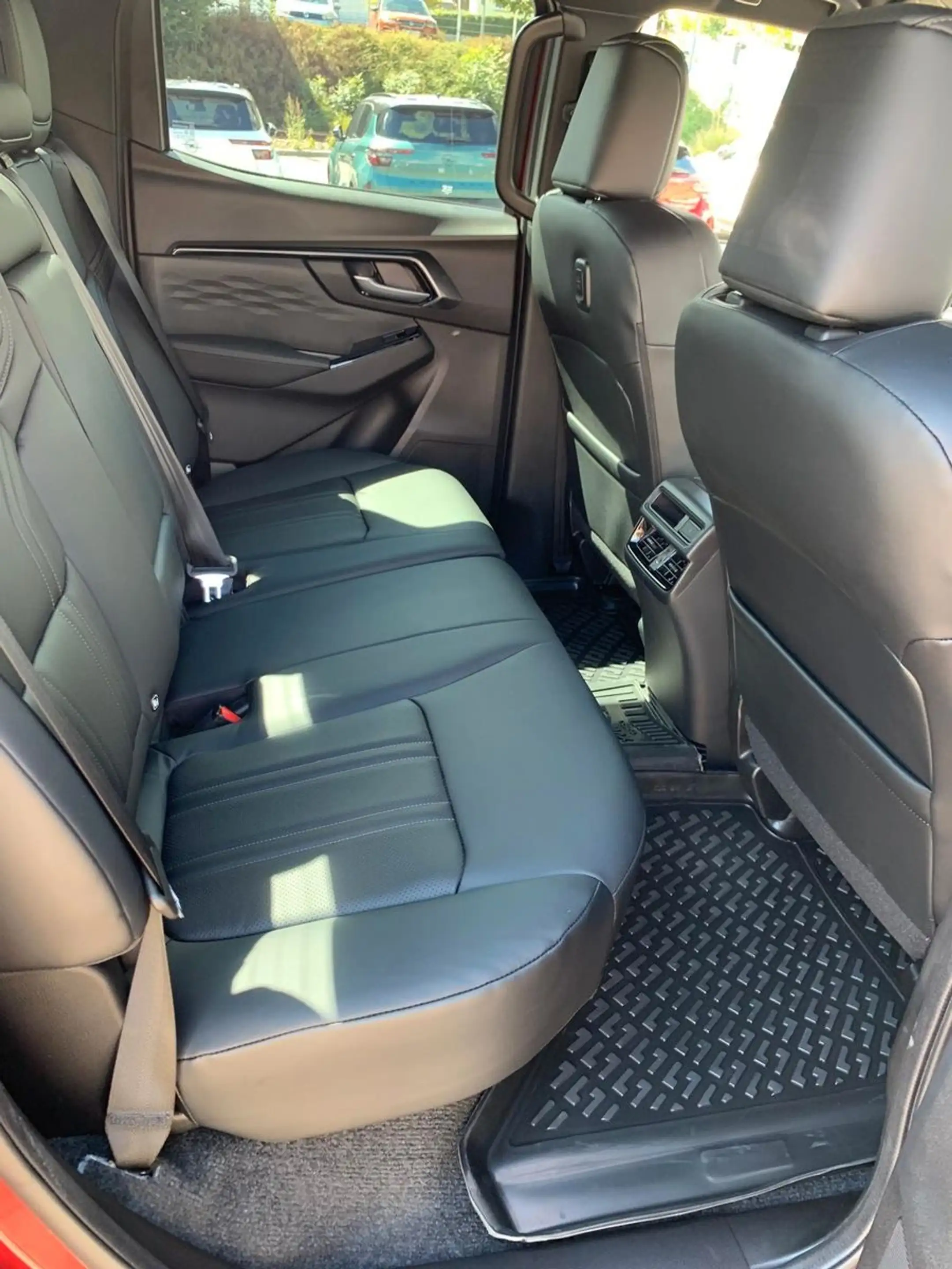 Isuzu D-Max Double Cab 4WD V-CROSS 2.2 8 AT Vollaussta — photo 15