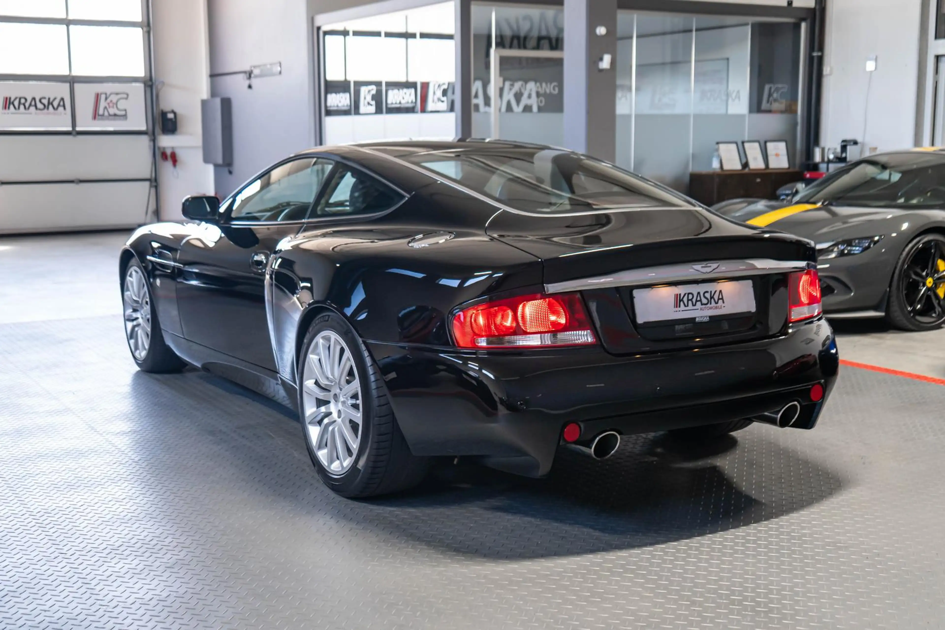 Aston Martin Vanquish V12 ASM Bowland-Black PDC 2+2 BUCKET — photo 13