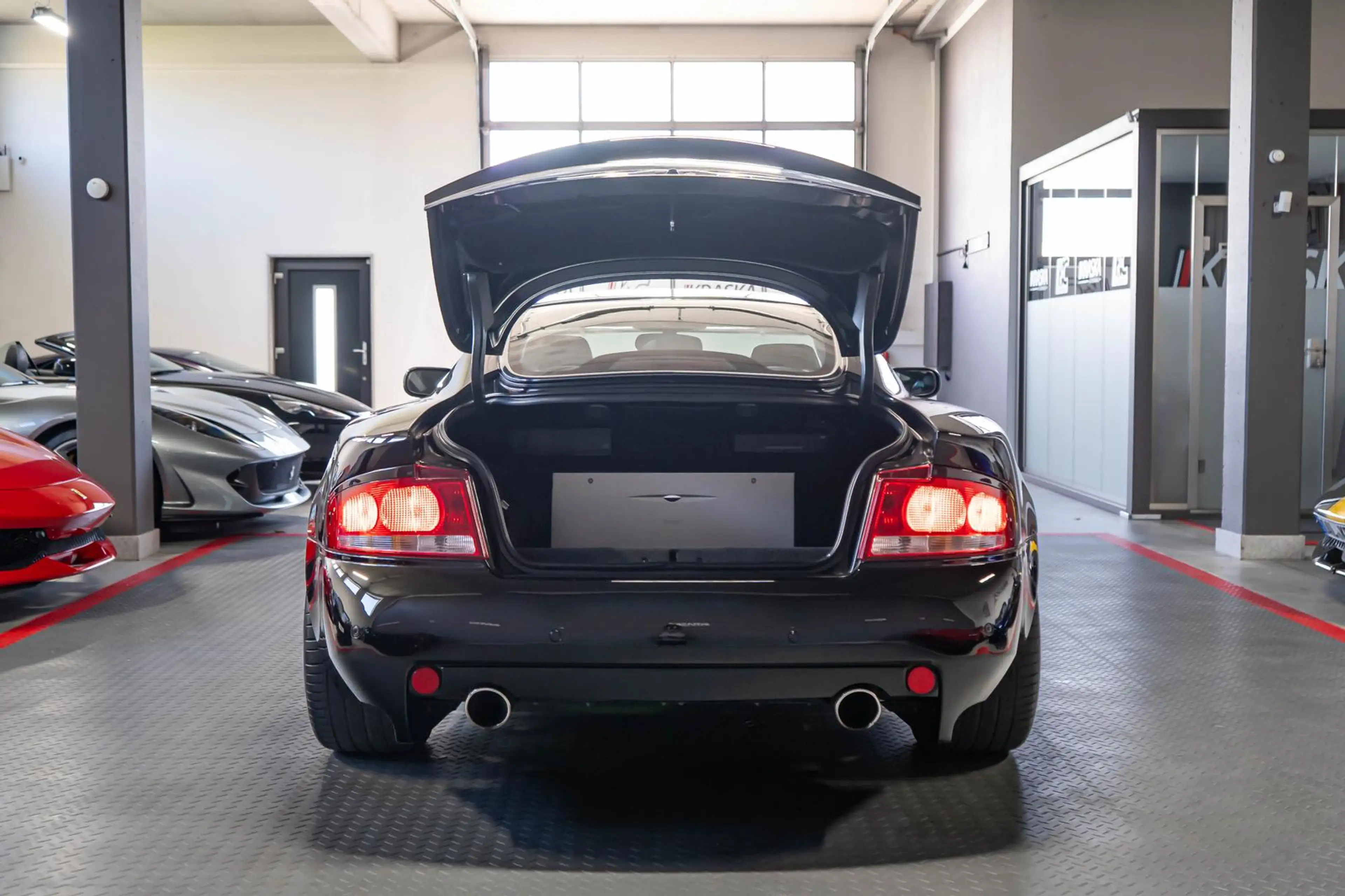 Aston Martin Vanquish V12 ASM Bowland-Black PDC 2+2 BUCKET — photo 10