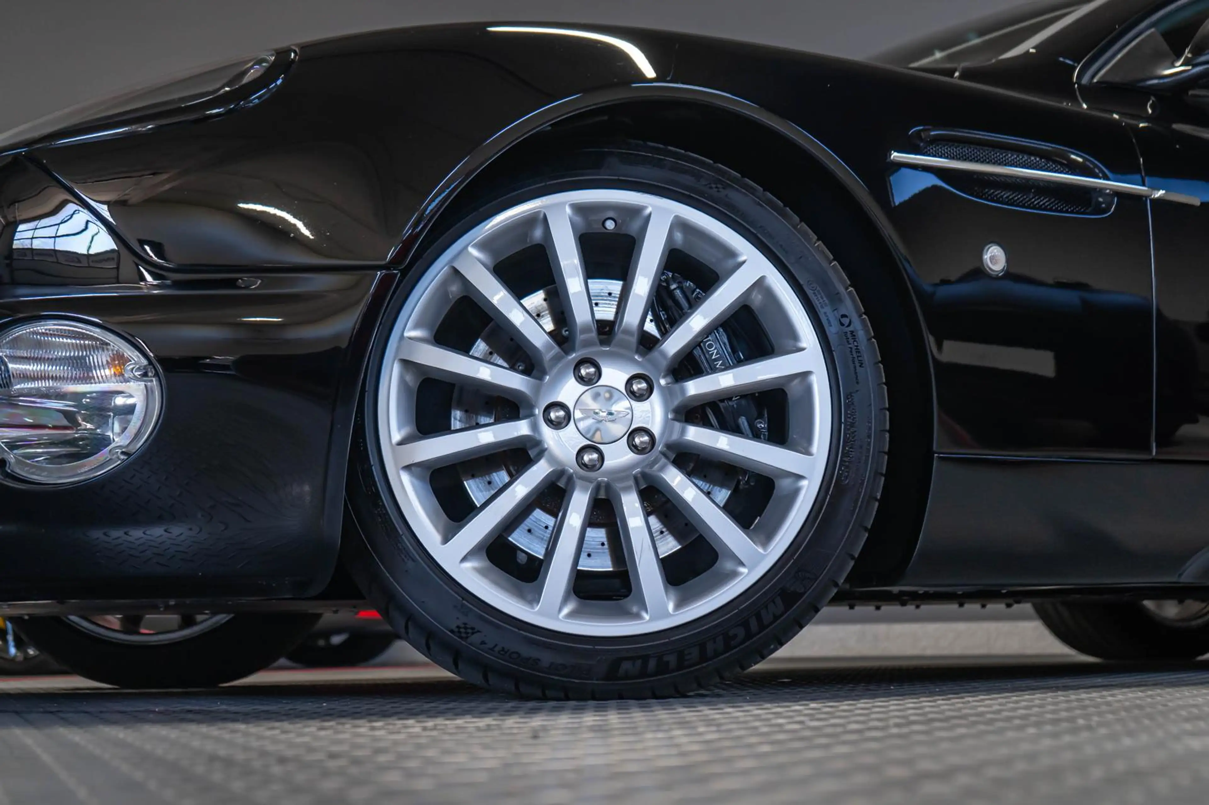 Aston Martin Vanquish V12 ASM Bowland-Black PDC 2+2 BUCKET — photo 3