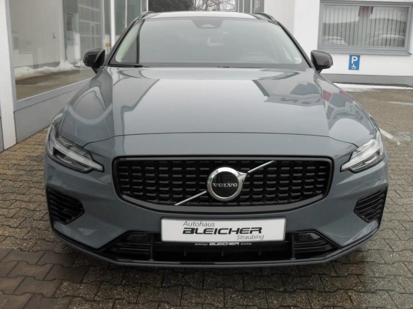 Volvo V60 T8 Ultimate Dark Recharge Plug-In Hybrid Grau - 2