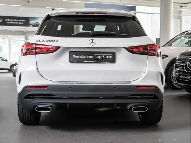 Mercedes-Benz GLA view 5