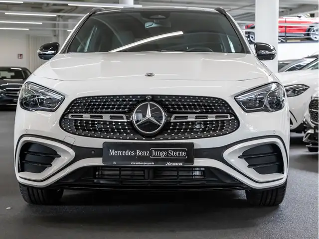 Mercedes-Benz GLA view 3