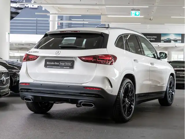 Mercedes-Benz GLA view 4
