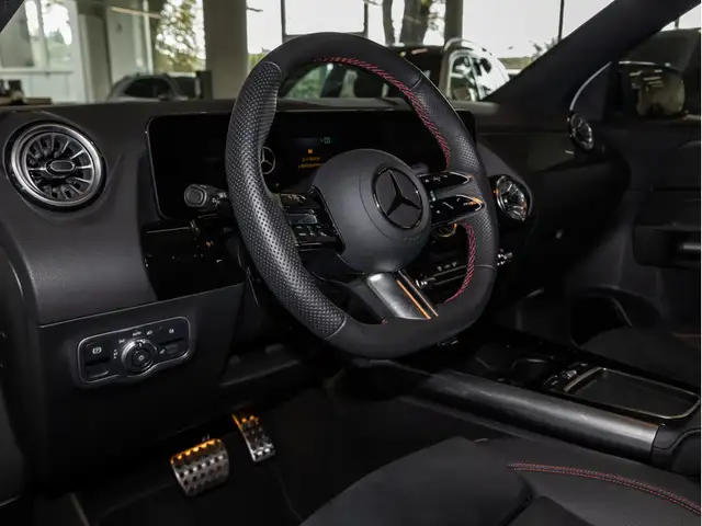 Mercedes-Benz GLA view 12