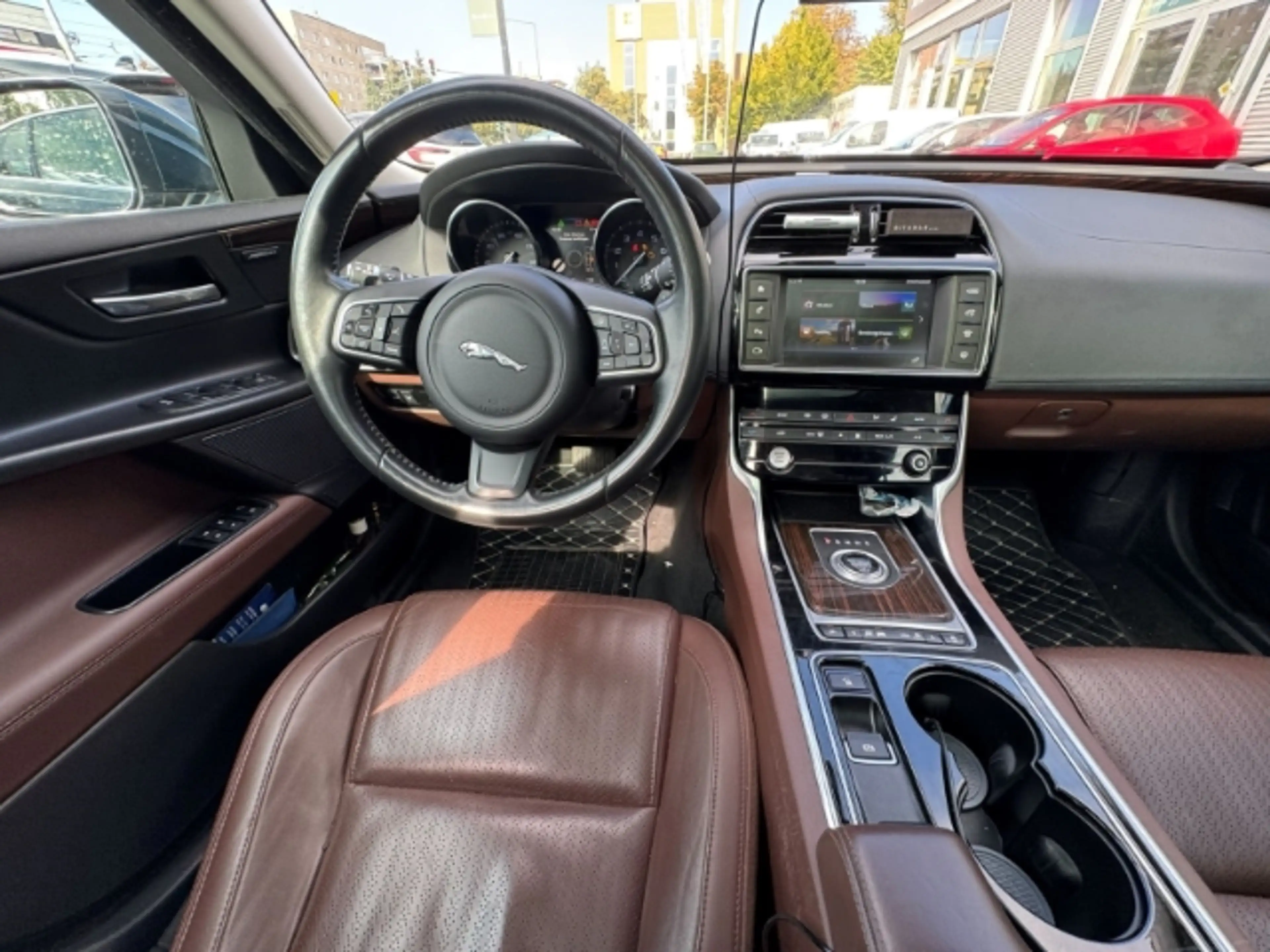 Jaguar XE Portfolio 20t Jaguar Navi Leder Bi-Xenon Lenkhzg&S — photo 8