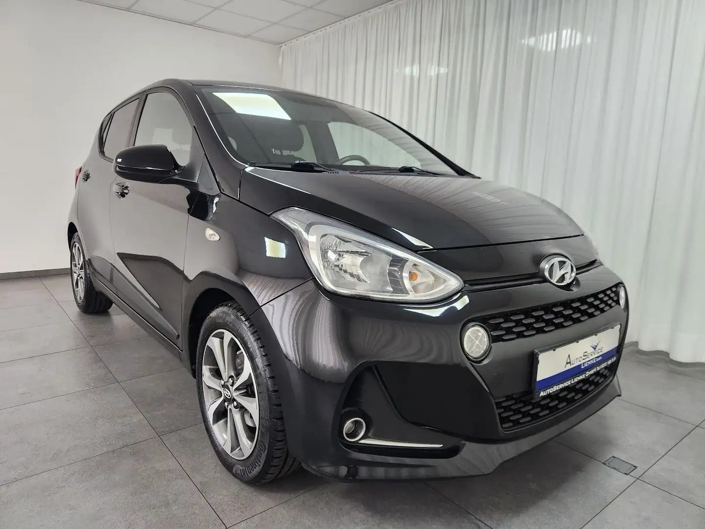 Hyundai i10 Passion Plus Sitzhzg. Bluetooth Klimaautom. Zwart - 1