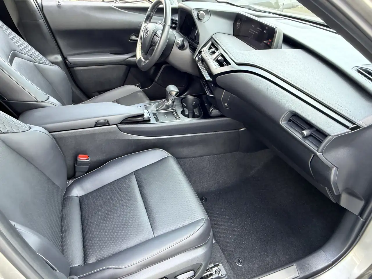 Lexus UX photo Lexus UX