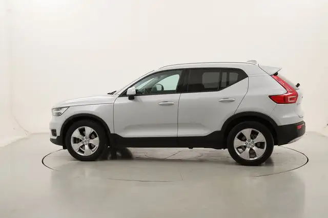 Volvo XC40 view 2