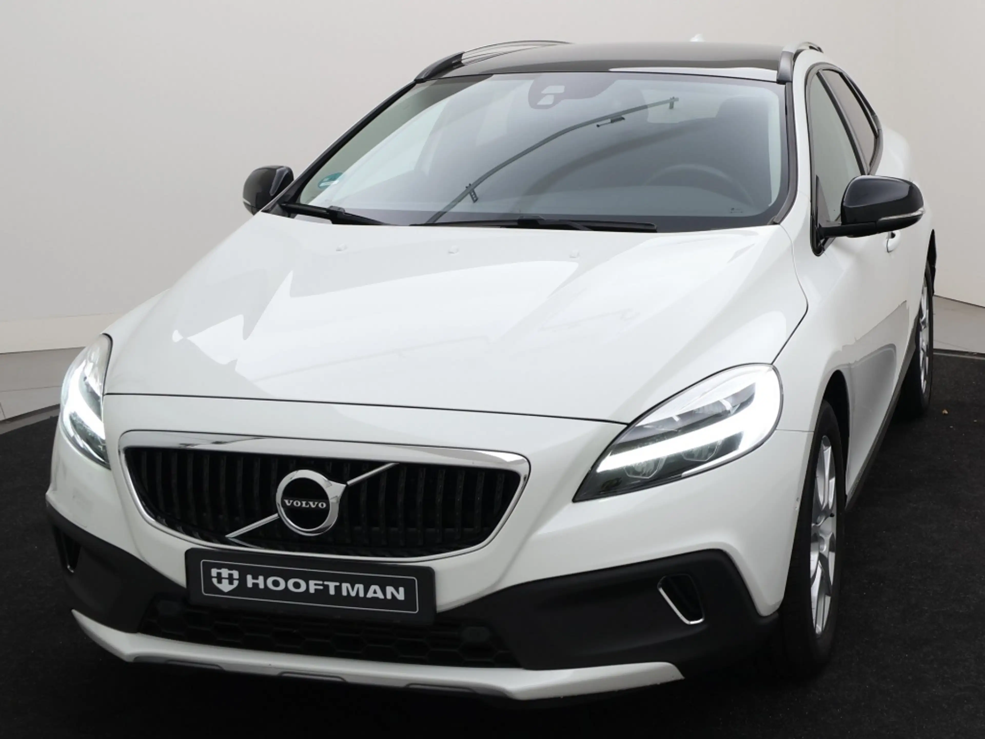 Volvo V40 Cross Country T3 AUT(6) POLAR+ LUXURY LEDER PANORAMADAK HARMAN K — photo 6