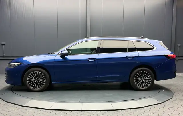 Volkswagen Passat view 4