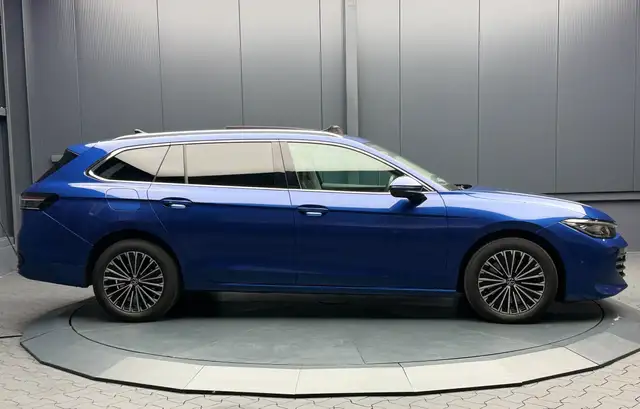 Volkswagen Passat view 10